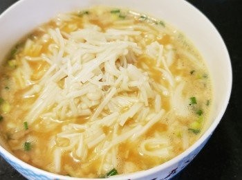 step10: 再將金菇切碎，連同肉碎，蔥粒放入蛋汁內撈好備用