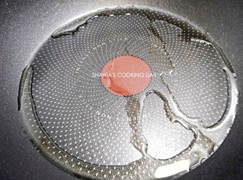 step2: 熱鍋後，倒入橄欖油。