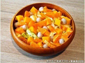 step3: 陸續放入蘋果丁、芒果丁與黑木耳QQ圓，橘子片也分切成塊狀。