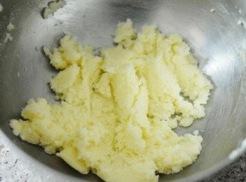 step2: 在另一個碗內，用電動打蛋器打發牛油，然後下砂糖，拌勻