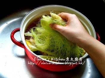 step4: <a href="https://bit.ly/3ANJVUp" target="_blank" data-keyword="豬展" class="guide-link"><strong>豬展</strong></a> <span style="display:inline-block;vertical-align:middle;margin-top:-3px;color:initial;border-radius:3px;padding:2px 3px;font-size:12px;line-height:14px;background:#87d300;color:#fff;">即買</span>  , 粟米放入煲內 , 逐一加入鴨腎 , 粟米外皮 , 粟米鬚及蜜棗