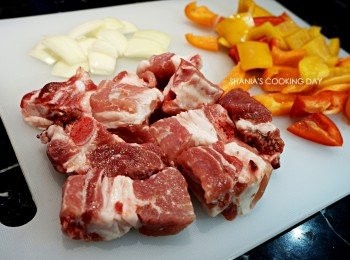 step1: 將以上的材料洗淨切好備用，就可以開始料理囉!