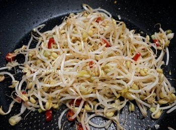 step5: 加入豆芽菜拌炒炒熟 (但不要過於軟爛喔，還是要保有脆脆的口感)。