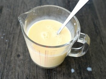 step1: 先將麵粉，酵母，糖及鹽拌勻。另外將雞蛋用筷子打散，然後與水及牛奶拌勻