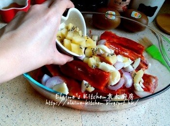 step4: 再加入蒜頭 , 乾蔥頭片及奇異果粒拌勻