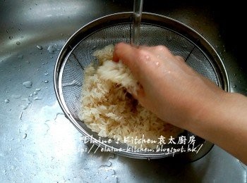 step5: 白米用水沖洗及瀝乾