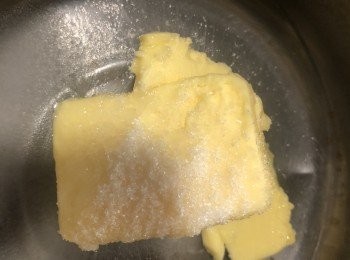 step1: 先把牛油、水及糖放入小煲內煮溶。
焗爐需預熱200度。