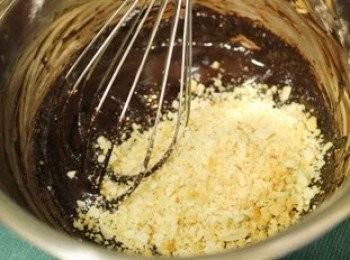 step2: 合桃或堅果先用焗爐以170℃焗8至10分鐘，切碎；
放入朱古力混合物。