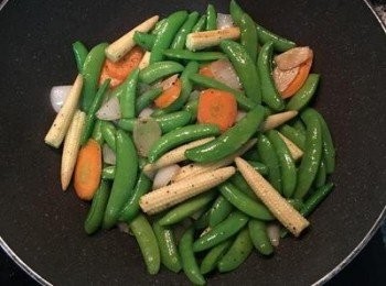 step7: 放入除了酒以外的<span class="group_1">食材</span>並炒勻的拌炒；
