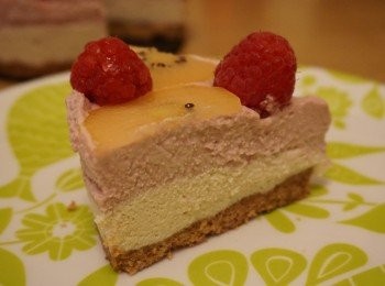 step8: 將粉紅色的素忌廉鋪在最上一層, 放上水果後在冰格雪三小時, 食之前放室溫十分鐘, 切開即成