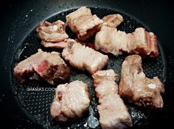 step5: 將排骨持續煎炒至半熟。
