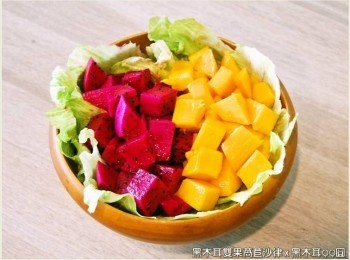 step2: 萵苣洗淨後，隨意撕成適當大小，放置於底層，隨後再放入火龍果丁與芒果丁。