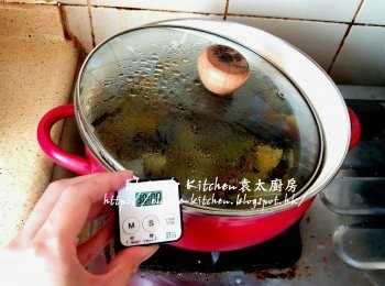 step2: 用中火煮至微滾及冰糖溶掉後 , 蓋上蓋轉慢火煮30分鐘