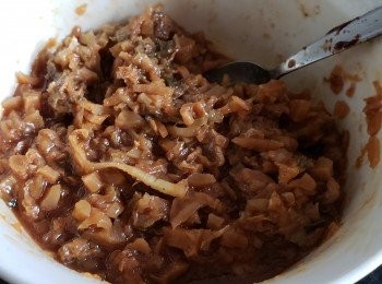 step7: 放入梅菜，加半碗水撈好