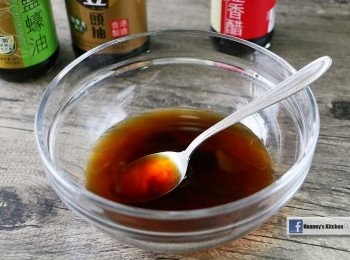 step6: 鎮江醋 2匙, 糖1-2匙及水1杯拌勻備用