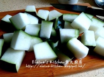 step3: 粟米鬚用水沖一沖洗及瀝乾 , 冬瓜洗淨去籽切件