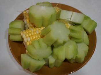 step1: 佛手瓜刨去皮切件; 粟米去衣, 跟粟米鬚洗乾淨隔乾水備用