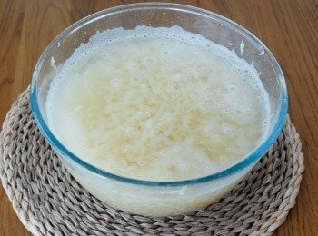 step2: 將馬鈴薯絲放入一大碗水內，浸10分鐘，瀝乾水份