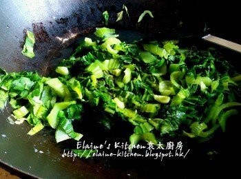 step13: 蓋上蓋用慢火煮3分鐘至小棠菜軟身