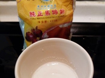 step5: 馬蹄粉開水，加入馬蹄粉水攪勻至略為濃稠。