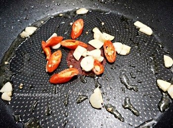 step3: 放入辣椒段及蒜片爆香。