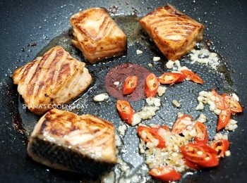 step4: 接著放入蒜片與辣椒炒香。