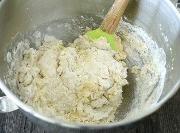 step2: 牛奶蛋液倒入麵粉內，用電動打蛋器的打麵團鉤，用慢速打發至完全混合