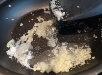 step3: 用少少油爆香蒜頭後加入醋和糖，攪勻後關火將餘下的青瓜醃料攪勻, 需攤回室溫備用。