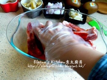 step3: 金沙骨放入器皿內加入韓式醃肉醬 , 酒 , 薑汁及糖拌勻先靜待10分鐘