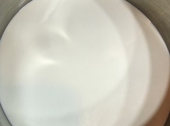 step2: 小火煮淡忌廉及牛奶，不用滾起加熱至冒小氣泡就可以了