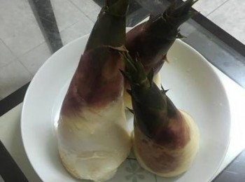 step1: 挑選新鮮的綠竹筍，不要選太瘦長的，容易苦，選底部較大，高度適中的筍子。