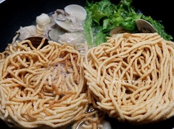 step10: 加入意麵煮散，要注意意麵很會吸湯汁喔，如果想喝多點湯可以再加 (我自己是沒有加湯的，不過室友覺得下次煮可以再多點湯也不錯)。