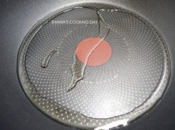 step2: 熱鍋後倒入橄欖油。