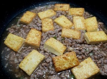 step9: 倒入雞高湯煮滾。