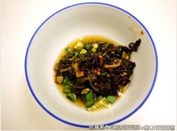 step3: 紅椒麻辣黑菇醬自玻璃罐中夾出後，用菜刀剁碎，與蔥花拌和在一起。