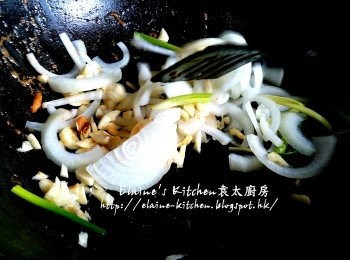 step5: 原鑊加入蔥段 , 洋蔥及蒜粒拌勻炒至洋蔥微軟