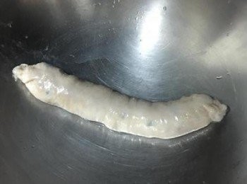 step13: 將糯米腸放入鍋中，並打開活結移除繩子；