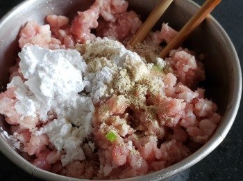 step7: 將鯪魚肉，免治豬肉用雞粉，糖，麻油，胡椒粉，生粉，蔥粒，芫茜碎撈至起膠
