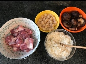 step1: 材料。
珍珠米用一湯匙油及水攪拌，浸約半小時。
排骨用鹽醃約1小時。
冬菇、乾瑤柱用水浸軟。