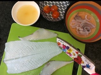 step2: 鹹蛋只要鹹蛋黃！
魷魚去內臟、去骨、去皮，切花。