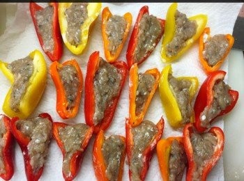 step3: 洗淨彩椒䟙半及在內沾上少許粟粉，將已醃好的魚肉釀入彩椒內。
