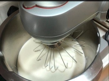 step1: 把淡忌廉倒入廚師機～