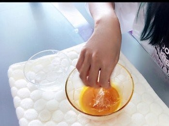 step3: 把已浸軟的魚膠片搾乾水份，立即放進加熱的蛋漿中拌勻。