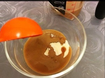 step3: 從一半的份量中取3湯匙，用來把1湯匙魚膠粉稍為拌勻。