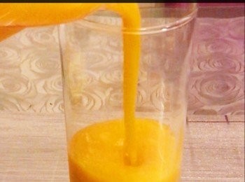 step7: 把芒果果茶倒進杯子裡。