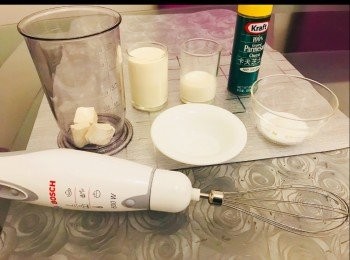 step1: 忌廉芝士放室溫變軟，然後倒進攪盤，先把忌廉芝士打至軟滑，然後逐一加入淡忌廉、鮮奶、糖、海鹽和芝士粉，打至變濃稠，放雪櫃備用。