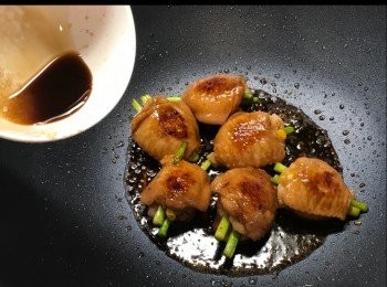 step8: <a href="https://bit.ly/3zHU5V3" target="_blank" data-keyword="雞翼" class="guide-link"><strong>雞翼</strong></a> <span style="display:inline-block;vertical-align:middle;margin-top:-3px;color:initial;border-radius:3px;padding:2px 3px;font-size:12px;line-height:14px;background:#87d300;color:#fff;">即買</span> 煎至金黃後，把<span class="group_3">醬汁</span>倒進鍋內，煮至汁變濃稠便可以關火。