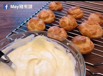 step5: 入爐以190度焗20分鐘，拿出放涼後以唧花袋和唧咀注入日式吉士忌廉即可。