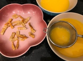 step2: 蝦乾洗淨，浸水5分鐘，放在蒸碟上
打㪚雞蛋，加入凍滾水及浸完蝦乾的水撈勻，之後加少少鹽撈勻，過篩
**蛋液165ml : 水330ml 或
   蛋液165ml：水248ml
**先量蛋液份量，之後才量水份量