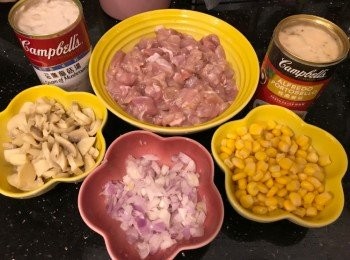 step2: <a href="https://bit.ly/2ZxapeY" target="_blank" data-keyword="雞扒" class="guide-link"><strong>雞扒</strong></a> <span style="display:inline-block;vertical-align:middle;margin-top:-3px;color:initial;border-radius:3px;padding:2px 3px;font-size:12px;line-height:14px;background:#87d300;color:#fff;">即買</span> 洗浄去皮切粒，用番薯粉、雞粉、胡椒粉醃30分鐘
粟米粒、蘑菇片（切小塊）隔去水份
葱頭切碎